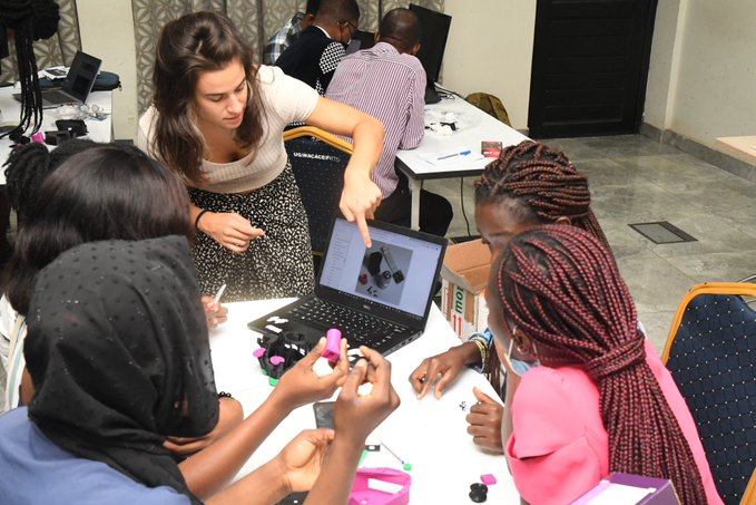 workshop participants build 3D printed microscope